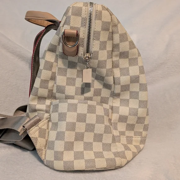 Elegant Checkered Backpack in Cream and Tan - Picture 3 of 4